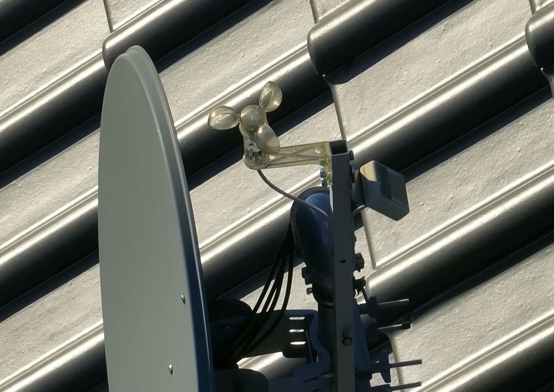 Satellitenschüssel auf einem Dach aus der Nähe