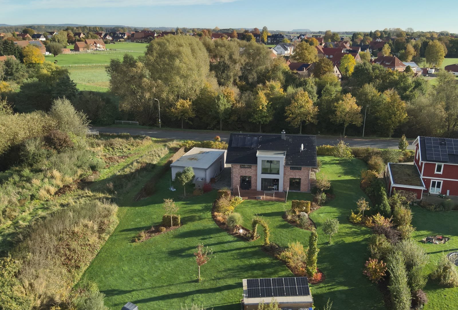Wohnhaus mit Garten und Solaranlage aus der Luft