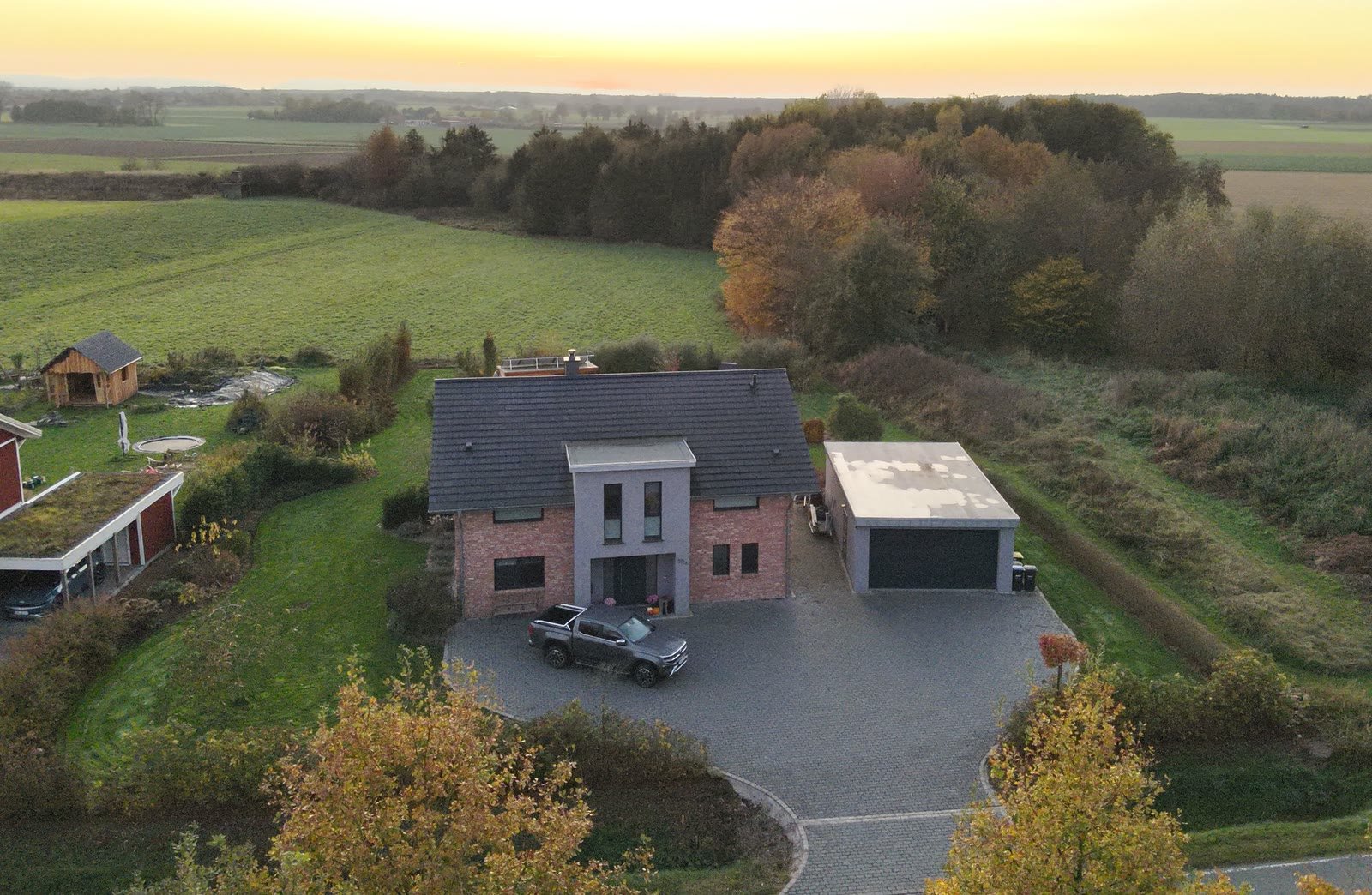 Modernes Wohnhaus mit Garage und Garten aus der Luft
