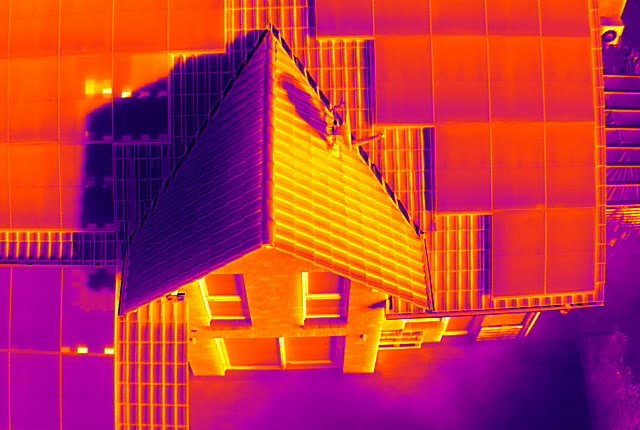 Wärmebild eines Wohnhauses mit Photovoltaikanlage von oben